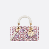 DIOR LADY D-JOY -mikrolaukku valkoista vasikannahkaa, jossa on vaaleanpunaisia ​​kukkakirjontoja ja strasseja.