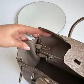 HERMÈS BIRKIN 25 HSS CRAIE/GRIS TOURTERELLE AUS TOGO-LEDER MIT GEBÜRSTETER GOLDENER HARDWARE